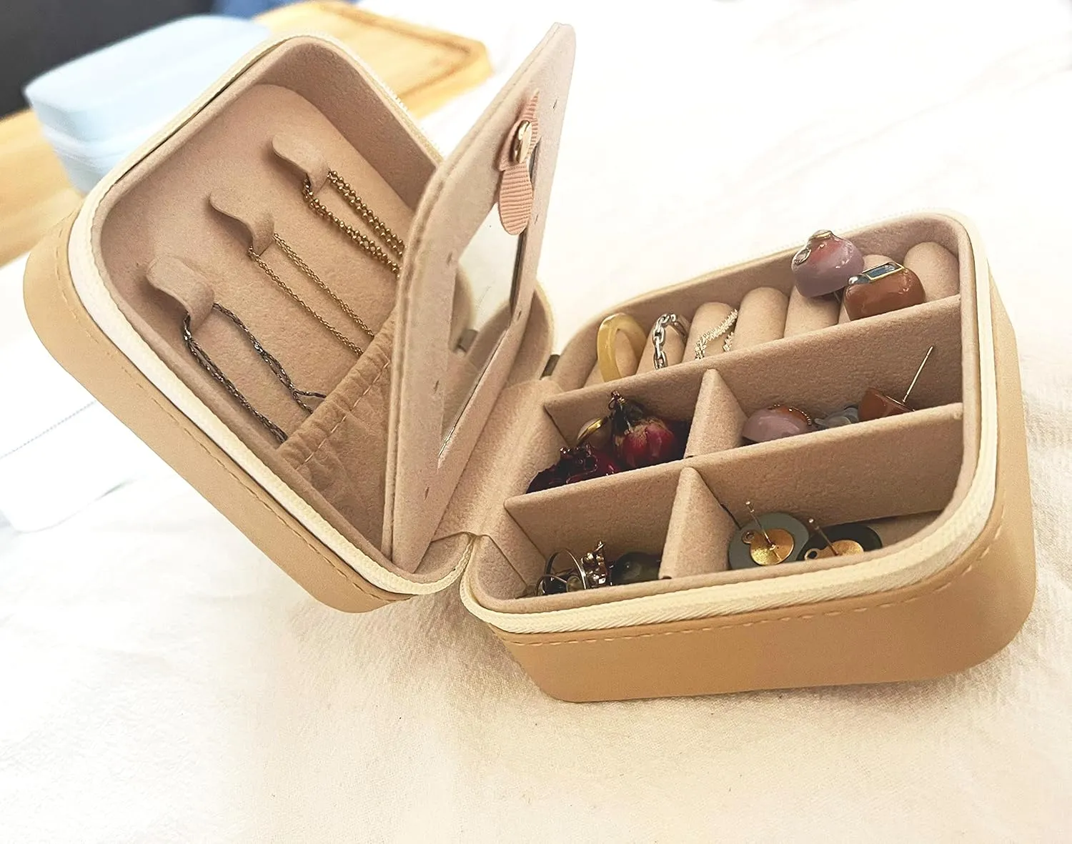 Travel Jewelry Box Organizer Portable Jewelry Case PU Leather Storage Organizer with Mirror Women Girls Jewelry Holder for Necklace Rings Earrings Beige